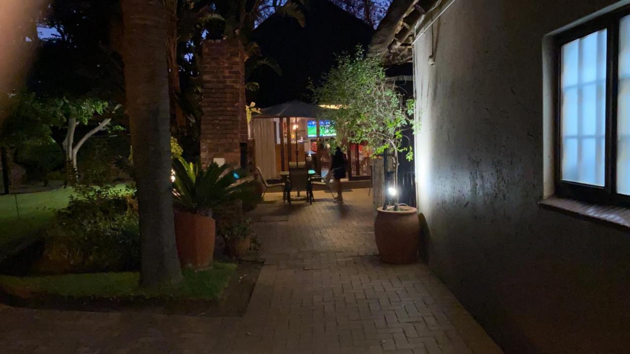 Safari Club Guest Lodge Or Tambo International Airport Kempton Park Eksteriør billede