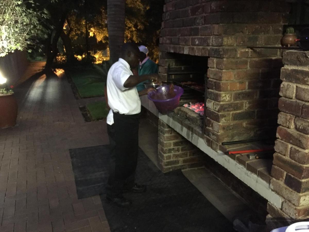 Safari Club Guest Lodge Or Tambo International Airport Kempton Park Eksteriør billede