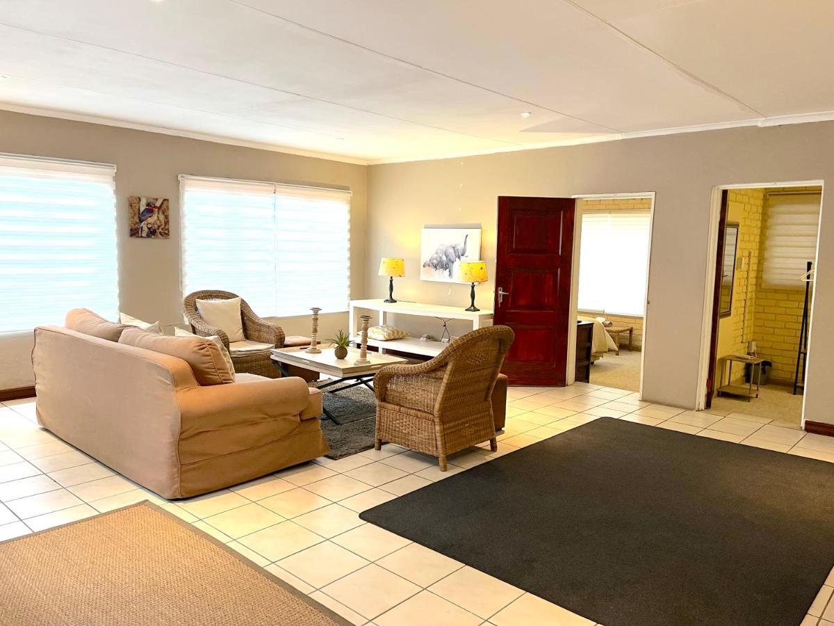 Safari Club Guest Lodge Or Tambo International Airport Kempton Park Eksteriør billede
