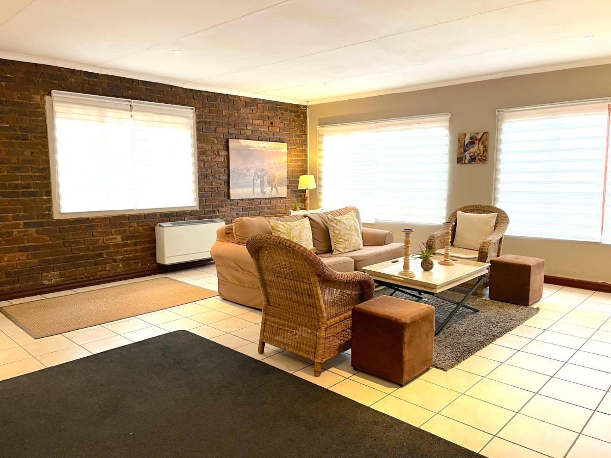 Safari Club Guest Lodge Or Tambo International Airport Kempton Park Eksteriør billede